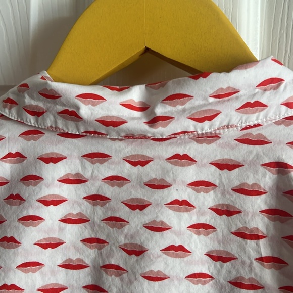 Boden classic women’s shirt, lip print, mint condition, measures 20” pit to pit - Picture 9 of 10